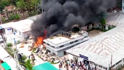 ফায়ার সার্ভিসের দুটি ইউনিট ঘটনাস্থলে পৌঁছে বেলা ১২টার দিকে আগুন পুরোপুরি নিয়ন্ত্রণে আনে। ছবি: ভিডিও থেকে নেওয়া
