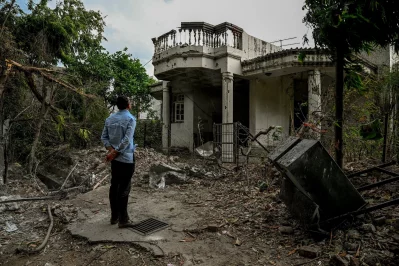 ভারত নিয়ন্ত্রিত কাশ্মীরের জম্মুতে পাকিস্তানি কামানের গোলাবর্ষণে ক্ষতিগ্রস্ত একটি বাড়ি। ছবি: দ্য নিউইয়র্ক টাইমস 