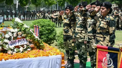 পাকিস্তানের সাথে সংঘর্ষে নিহত এক সহকর্মীর শেষকৃত্যে ভারতীয় সীমান্তরক্ষী বাহিনীর সৈন্যরা স্যালুট জানাচ্ছে। ছবি: এএফপি