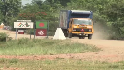 নিষেধাজ্ঞার জেরে সেভেন সিস্টার্সসহ সিলেট সীমান্তবর্তী ভারতের বিভিন্ন এলাকায় পণ্যের দাম বাড়বে বলে জানিয়েছেন ব্যবসায়ীরা। ছবি: ইনডিপেনডেন্ট টেলিভিশন