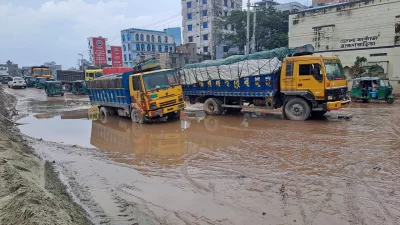 চার লেন প্রকল্পের কাজে ধীরগতির কারণে ব্রাহ্মণবাড়িয়ার আশুগঞ্জ থেকে আখাউড়া পর্যন্ত দুই মহাসড়কে কয়েক বছর ধরে চরম ভোগান্তি চলছে। ছবি: জাবেদ রহিম বিজন