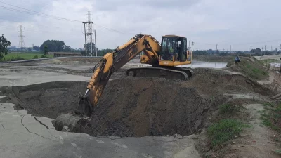 চার লেন প্রকল্পের কাজে ধীরগতির কারণে ব্রাহ্মণবাড়িয়ার আশুগঞ্জ থেকে আখাউড়া পর্যন্ত দুই মহাসড়কে কয়েক বছর ধরে চরম ভোগান্তি চলছে। ছবি: জাবেদ রহিম বিজন