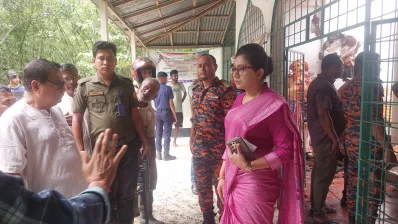 খবর পেয়ে ঘটনাস্থল পরিদর্শন করেছেন সেনাবাহিনী, পুলিশের ঊর্ধ্বতন কর্মকর্তারা। ছবি: ইনডিপেনডেন্ট টেলিভিশন