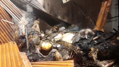 আগুনে মন্দিরে থাকা মা কালি, হনুমান ও অসুরসহ কয়েকটি প্রতিমা ও মন্দিরের ঘর পুড়ে যায়। ছবি: ইনডিপেনডেন্ট টেলিভিশন