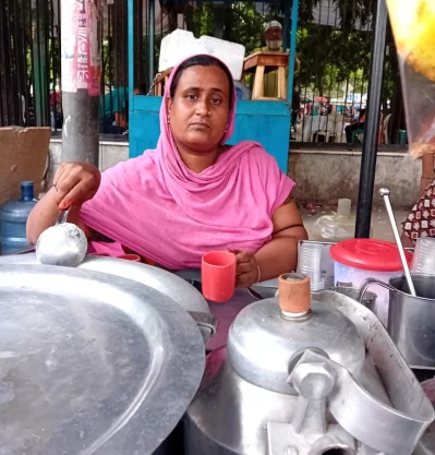  চা বিক্রেতা হালিমা খাতুন। ছবি: সংগৃহীত