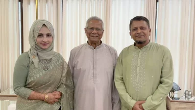 নৌবাহিনী প্রধান অ্যাডমিরাল এম নাজমুল হাসান শনিবার ঈদের দিন সস্ত্রীক রাষ্ট্রীয় অতিথি ভবন যমুনায় প্রধান উপদেষ্টা মুহাম্মদ ইউনূসের সঙ্গে সাক্ষাৎ করেন। ছবি: প্রেস উইং থেকে নেওয়া