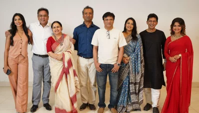 নির্মাতা তানিম নূরের (মাঝে নীল শার্ট পরিহিত) সঙ্গে উৎসব’র অভিনয়শিল্পীরা। ছবি: তানিম নূর