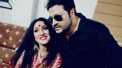 ফেরদৌসের সঙ্গে এ ছবিটি পোস্ট করে শুভেচ্ছা জানান ঋতুপর্ণা