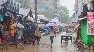 গতকাল রাত থেকে থেমে থেমে হালকা ও মাঝারি বৃষ্টি হচ্ছে। ছবি: ইনডিপেনডেন্ট টেলিভিশন