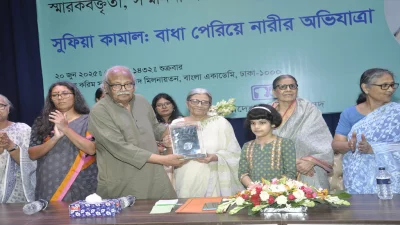 সুফিয়া কামাল সম্মাননা প্রদান করা হয় বরেণ্য চিত্রশিল্পী ও ঢাকা বিশ্ববিদ্যালয়ের ইমেরিটাস অধ্যাপক রফিকুন নবীকে। ছবি: সংগৃহীত