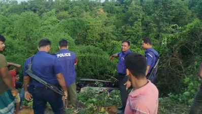 খবর পেয়ে পুলিশ, বিজিবি ও ফায়ার সার্ভিসের কর্মীরা আহতদের উদ্ধার করে। ছবি: ইনডিপেনডেন্ট টেলিভিশন