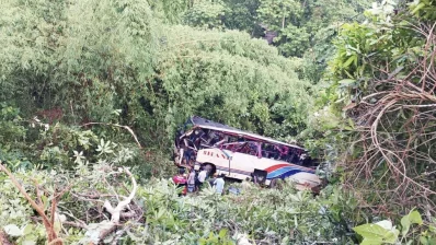 নিয়ন্ত্রণ হারিয়ে রাস্তার পাশের খাদে পড়ে যায় বাস। ছবি: ইনডিপেনডেন্ট টেলিভিশন