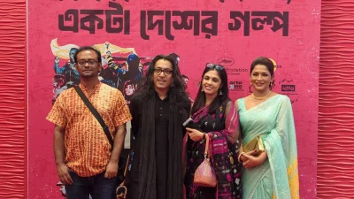 সিনেমাটির বিশেষ প্রদর্শনীতে নির্মাতার সঙ্গে অতিথিরা। ছবি: কামার আহমাদ সাইমনের সৌজন্যে
