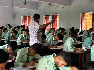 পরীক্ষাকেন্দ্রের ভেতরে রাকিব সরদার। ছবি: ফেসবুক থেকে নেওয়া