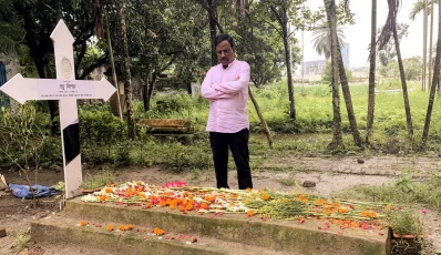 বন্ধুর সমাধিতে সংকেত। ছবি: হানিফ সংকেত/ফেসবুক
