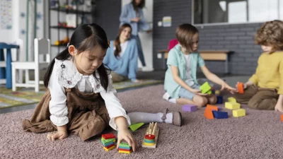 শিশুরা নিরাপদ স্থানে খেলা করছে। ছবি: ফ্রিপিক