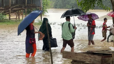ঝুঁকিপূর্ণভাবে বসবাসকারীদের আশ্রয়কেন্দ্রে যেতে বলা হয়েছে। ছবি: সমির মল্লিক