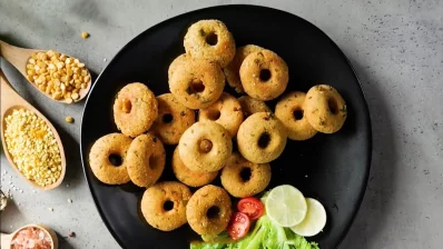 বিকেলের নাশতায় বানাতে পারেন এই ডালের ডোনাট। ছবি: ইনডিপেনডেন্ট