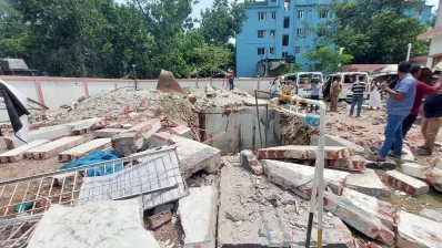 বিস্ফোরণে আশপাশে রাখা অন্তত ২০টি অ্যাম্বুলেন্স, মাইক্রোবাস ও দুটি দূরপাল্লার বাস ক্ষতিগ্রস্ত হয়। ছবি: ইনডিপেনডেন্ট টেলিভিশন