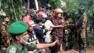 উদ্ধারকাজের সময় হতাহতদের দেহ এভাবেই নিয়ে আসছিল দমকলকর্মী ও সেনা সদস্যরা। ছবি: রয়টার্স