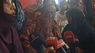 ছেলের মৃত্যুর আগের কথাগুলো কান্না জড়িত কণ্ঠে বলছিলেন নিহত আব্দুল্লাহ ছামীমের মা জুলেখা বেগম। ছবি: ইনডিপেনডেন্ট টেলিভিশন