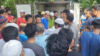 সকালে নিহত শিক্ষার্থী আব্দুল্লাহ ছামীম (১৪) মরদেহ তার গ্রামীর বাড়িতে পৌঁছায়। ছবি: ইনডিপেনডেন্ট টেলিভিশন