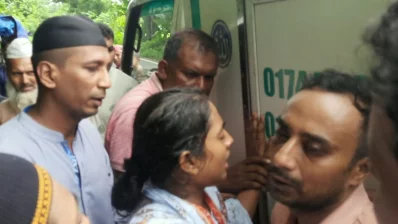 লাশবাহী গাড়ির সামনে স্বজনদের আহাজারি। ছবি: ইনডিপেনডেন্ট টেলিভিশন