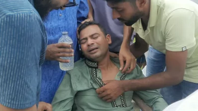 সন্তান হারিয়ে কান্না ভেঙে পড়েন প্রবাসী বনি আমিন শেখ। ছবি: ইনডিপেনডেন্ট টেলিভিশন