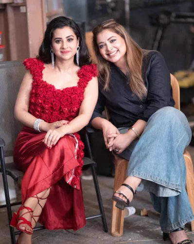 শুটিং সেটে বুবলী-কোনাল। ছবি: গানচিল মিউজিক