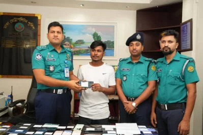 হারানো মোবাইল ফোন উদ্ধারের পর প্রকৃত মালিকের কাছে হস্তান্তর করেন তেজগাঁও শিল্পাঞ্চল জোনের সহকারী পুলিশ কমিশনার রব্বানী হোসেন। ছবি: সংগৃহীত