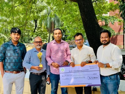 বেস্ট আরবান রিপোর্টিং আওয়ার্ড-২০২৫ পুরষ্কার হাতে তালাশ-এর সিনিয়র রিপোর্টার নাজমুল সাঈদ।
