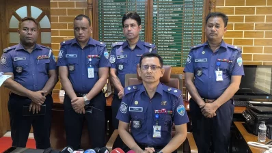 হত্যাকাণ্ডের ঘটনা নিয়ে সংবাদ সম্মেলনে কথা বলেন পুলিশ সুপার মোহাম্মাদ নাজির আহমেদ খাঁন। ছবি: ইনডিপেনডেন্ট টেলিভিশন