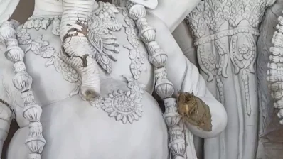 দুপুরে কাশিমপুর নামা বাজার এলাকায় এ ঘটনা ঘটে। ভিডিও থেকে নেওয়া