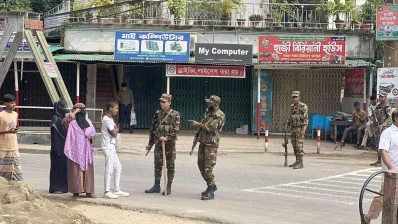 বিভিন্ন পয়েন্টে চলাচলকারিদের জিজ্ঞাসাবাদ করছে নিরাপত্তা বাহিনীর সদস্যরা। ছবি: ইনডিপেনডেন্ট টেলিভিশন