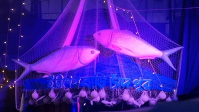 ব্যাতিক্রমী দূর্গাপূজার মণ্ডপটি সাজিয়ে নজর কেড়েছে ভক্তবৃন্দের। ছবি: ইনডিপেনডেন্ট টেলিভিশন
