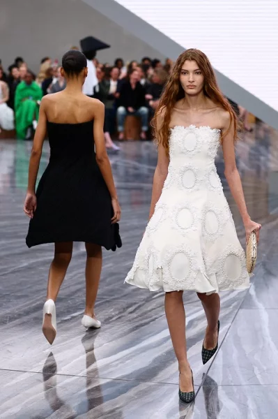 ক্যাজুয়াল পোশাকের মধ্যে কৌতুরের ছোঁয়া ও নারীত্বে অ্যান্ড্রোজিনাস ভাব। ছবি: রয়টার্স