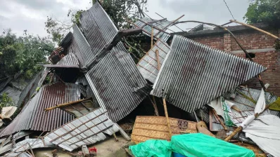 এতে অন্তত ৫ শতাধিক বাড়িঘর বিধ্বস্ত হয়েছে এবং হাজার হাজার গাছপালা ভেঙে পড়েছে। ছবি: ইনডিপেনডেন্ট টেলিভিশন