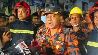 মঙ্গলবার রাতে ঘটনাস্থল পরিদর্শন করেন ফায়ার সার্ভিসের মহাপরিচালক। ছবি: ভিডিও থেকে নেওয়া