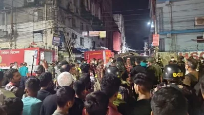 আগুন পুরোপুরি নির্বাপনে কাজ করছে ফায়ার সার্ভিসের সদস্যরা। ছবি: ভিডিও থেকে নেওয়া
