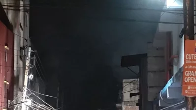 মঙ্গলবার রাতে ধোঁয়ার কুণ্ডলী দেখা যায় ঘটনাস্থল থেকে। ছবি: ভিডিও থেকে নেওয়া