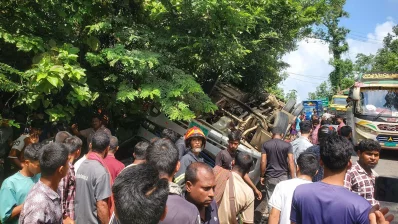 পাহাড়ে নামার সময় নিয়ন্ত্রণ হারিয়ে বাসটি উল্টে যায়। ছবি: ইনডিপেনডেন্ট টেলিভিশন