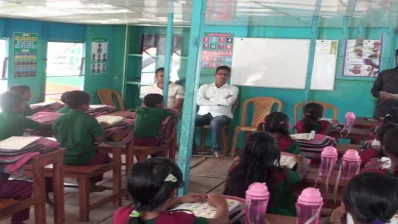 ভবিষ্যতে পুরো হাওরাঞ্চলে ভাসমান স্কুলের কার্যক্রম চালানোর পরিকল্পনা জানান বিদ্যালয়ের সমন্বয়কারী।&nbsp;ছবি: ভিডিও থেকে নেওয়া