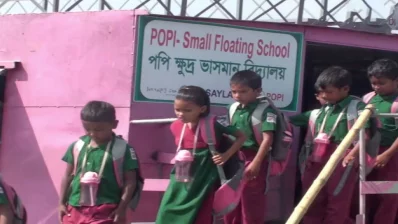 বর্তমানে দুই এলাকায় ৮টি নৌকায় পড়ালেখা করছে প্রায় ৪০০ শিক্ষার্থী। ছবি: ভিডিও থেকে নেওয়া
