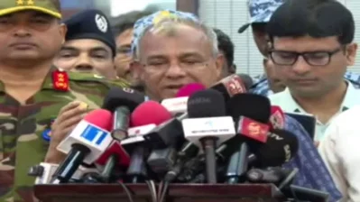 শাহজালাল আন্তর্জাতিক বিমানবন্দরের পুড়ে যাওয়া কার্গো ভিলেজ এবং ই-গেট পরিদর্শন শেষে সাংবাদিকদের সঙ্গে মত বিনিময়কালে স্বরাষ্ট্র উপদেষ্টা মো. জাহাঙ্গীর আলম চৌধুরী। ছবি: ইনডিপেনডেন্ট টেলিভিশন
