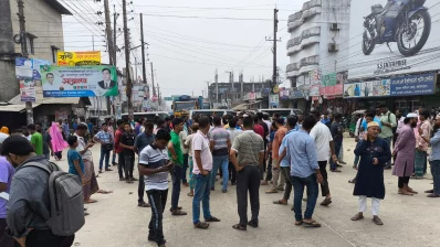 সড়ক অবরোধের ফলে ভোগান্তিতে পড়েন পথচারীরা। ছবি: ইনডিপেনডেন্ট টেলিভিশন