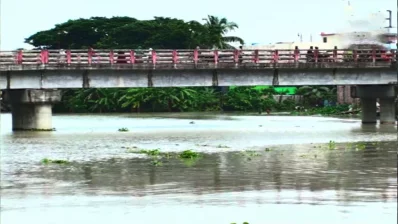 খাকদোন নদীতে নির্মিত ২২টি সেতু নৌযান চলাচলে বাধা হয়ে দাঁড়িয়েছে। ছবি: ভিডিও থেকে নেওয়া