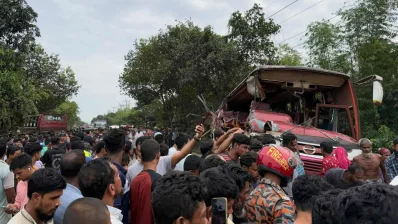  দুইটি যাত্রীবাহী বাসের মুখোমুখি সংঘর্ষে তিনজন নিহত হয়েছেন। ছবি: ইনডিপেনডেন্ট টেলিভিশন