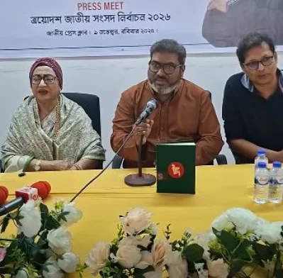 সংবাদ সম্মেলনে মা সুচন্দার পাশে তপু রায়হান। ছবি: ফেসবুক থেকে নেওয়া