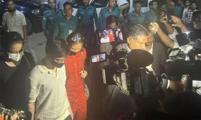 আদালত প্রাঙ্গণে মেজজাবীন ও তাঁর ভাই আলিসান। ছবি: সংগৃহীত