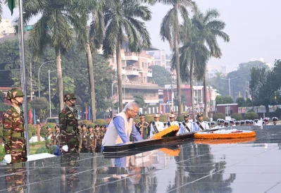 শিখা অনির্বাণে পুষ্পস্তবক অর্পণ করেন প্রধান উপদেষ্টা অধ্যাপক মুহাম্মদ ইউনূস। ছবি: প্রধান উপদেষ্টার প্রেস উইং